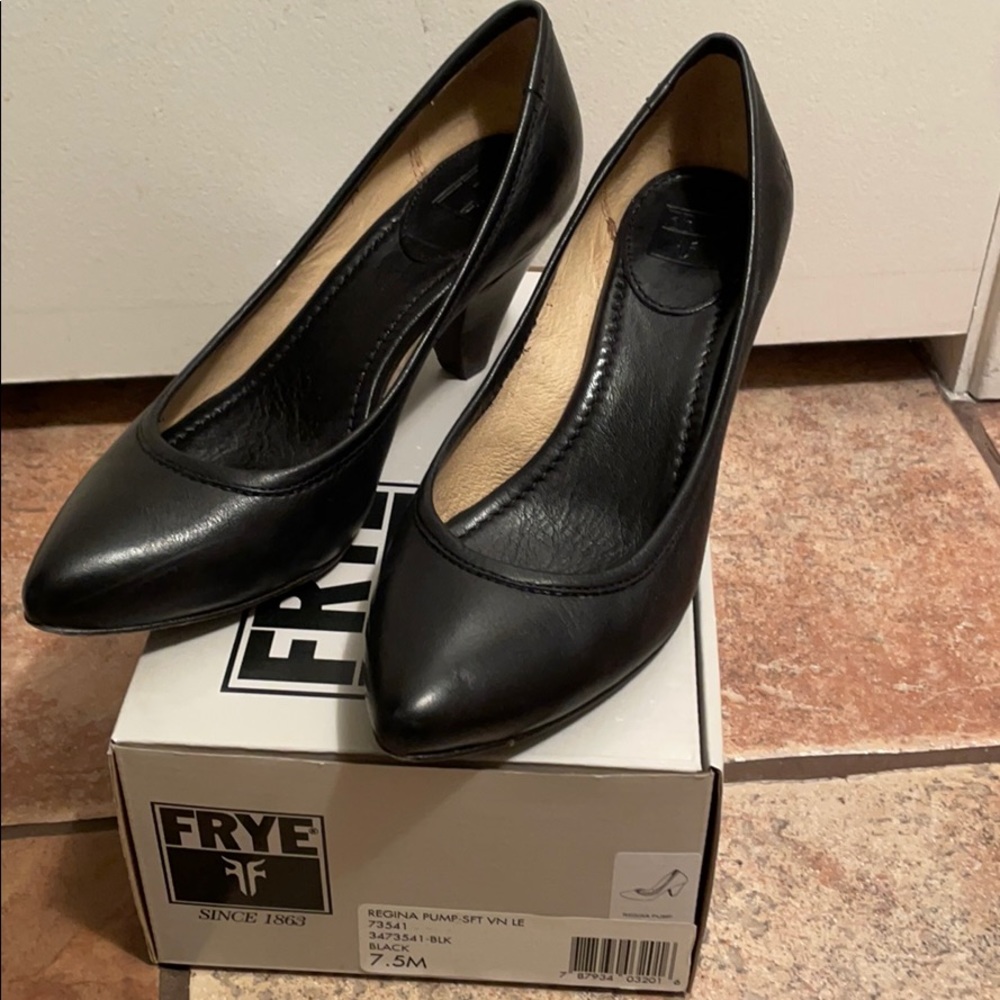 Frye Regina pump